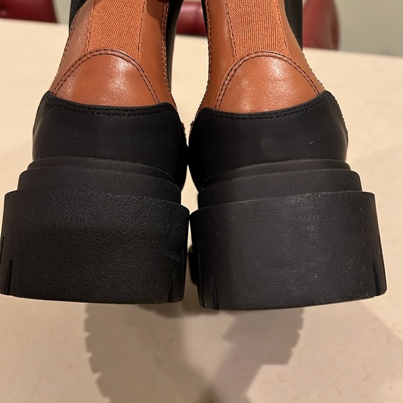 Steve Madden Tan/Blk Nicki Chelsea Boots - Picture 7 of 8